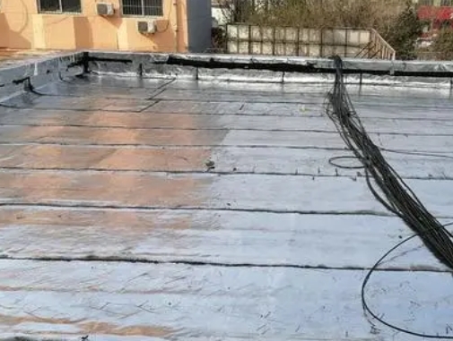 抚松卫生间漏水维修公司分享下抚松屋面楼顶防水刚性防水层施工要点。